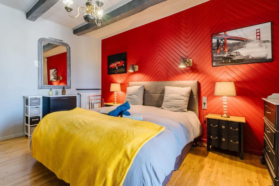 Photo of the whole room, Bedroom