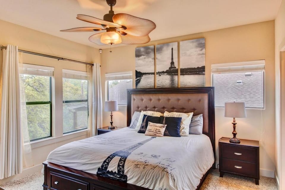 Vacation Home with Whole Home Air Cleaner and Jacuzzi House in Austin