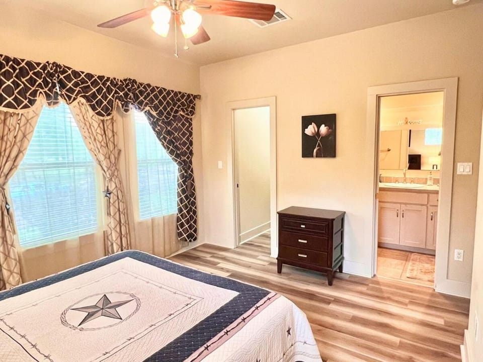 Vacation Home with Whole Home Air Cleaner and Jacuzzi House in Austin