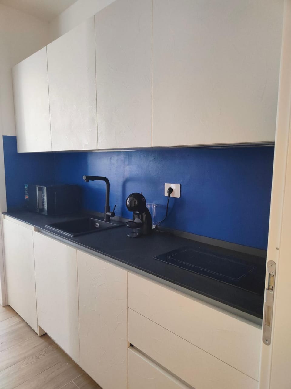 Coffee/tea facilities, Kitchen or kitchenette, dishwasher, oven, stove, washing machine