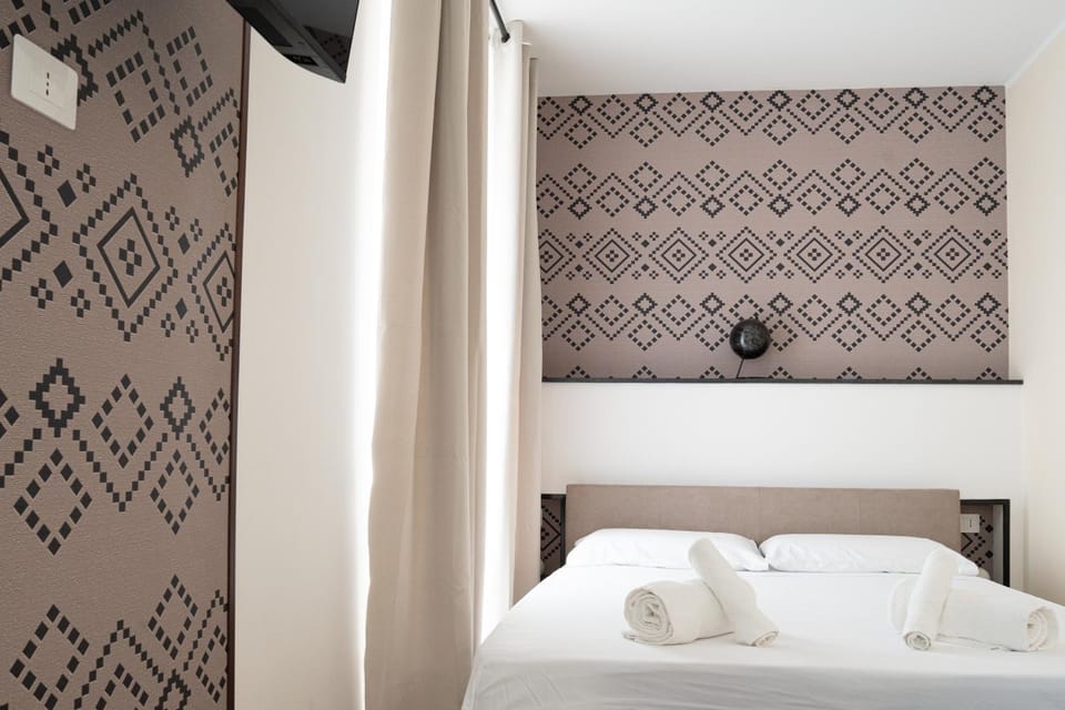 Bed, Photo of the whole room, Decorative detail, Bedroom, towels