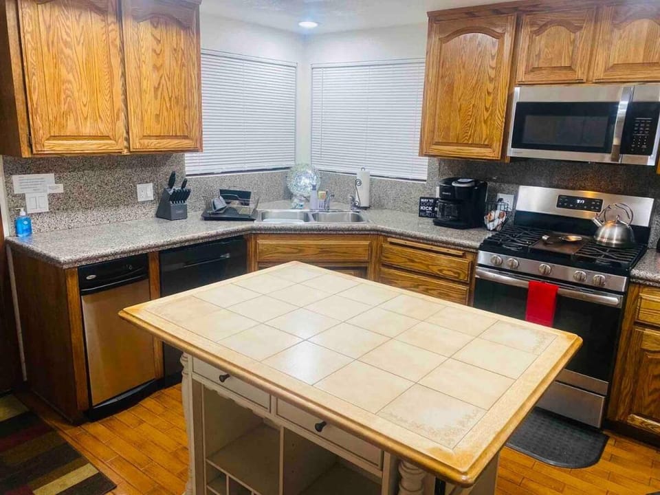 FamilyFavoriteGetaway Sleeps 10 Near SnowTubingPark House in Big Bear