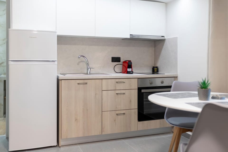 Kitchen or kitchenette, Dining area, oven