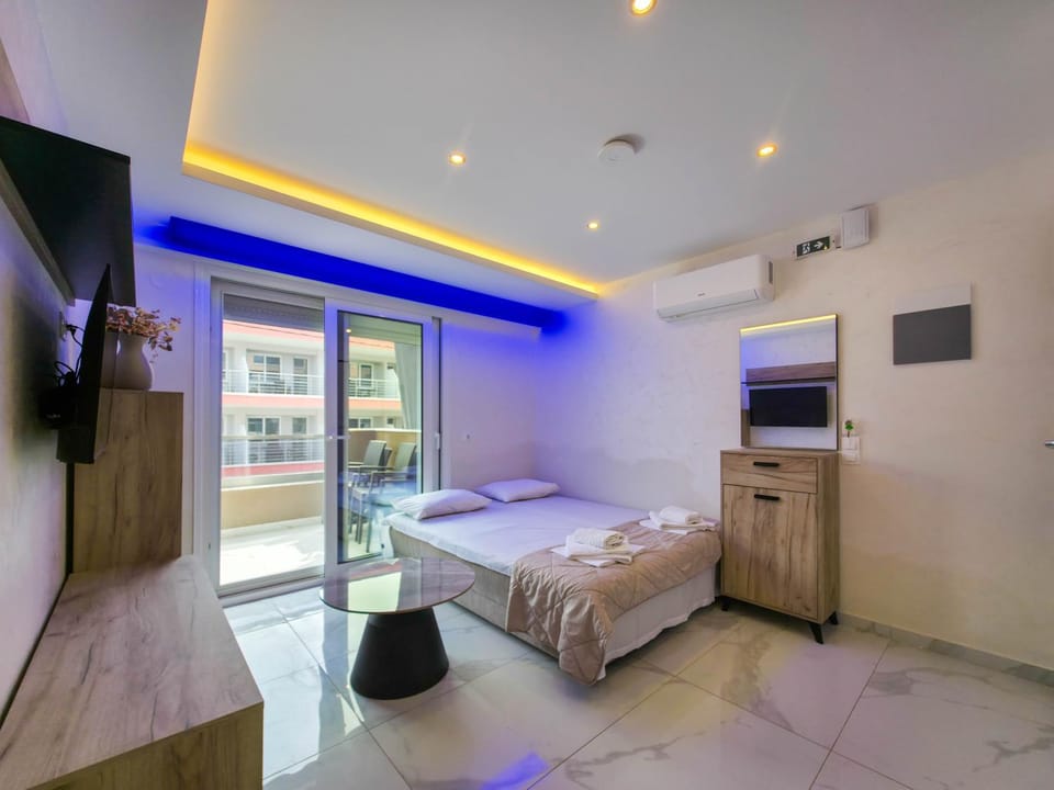 Bed, TV and multimedia, Photo of the whole room, air conditioner