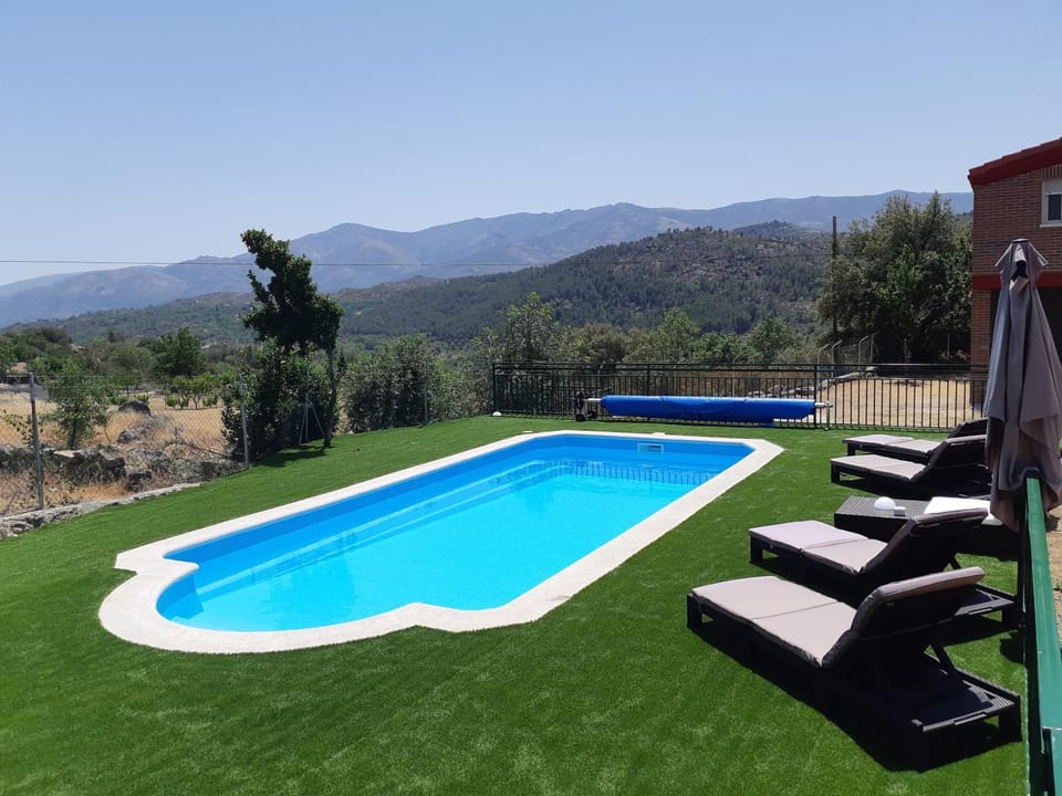 Balcony/Terrace, Mountain view, Pool view, Swimming pool, Swimming pool, sunbed