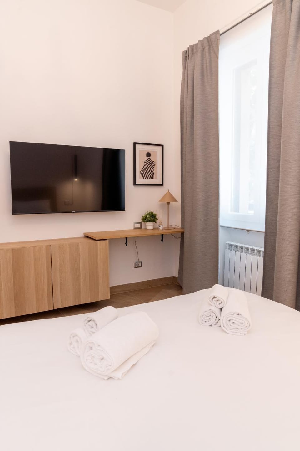 Bed, TV and multimedia, Photo of the whole room, Bedroom, towels