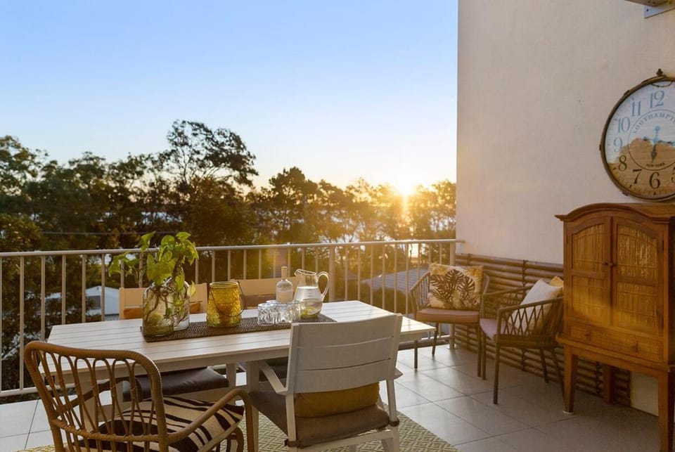 3 Bedroom Penthouse-Short Walk to Sandstone Point Apartment in Sandstone Point