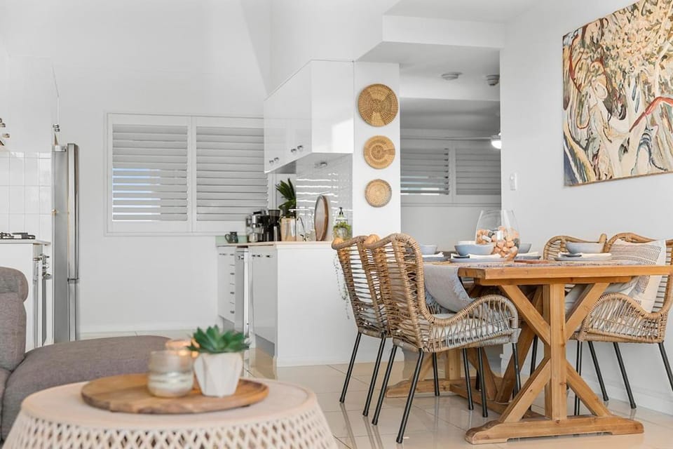 3 Bedroom Penthouse-Short Walk to Sandstone Point Apartment in Sandstone Point
