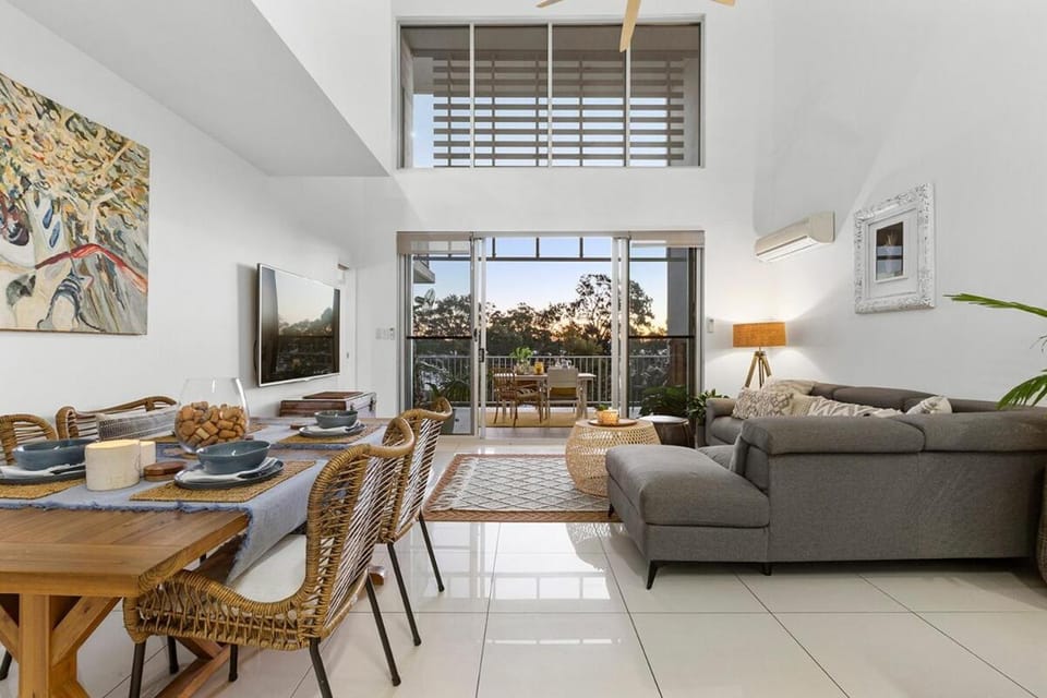 3 Bedroom Penthouse-Short Walk to Sandstone Point Apartment in Sandstone Point