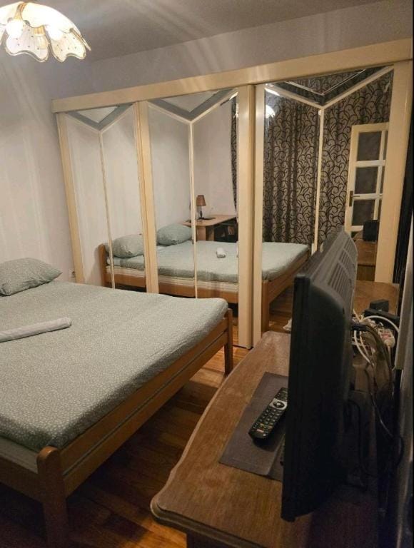 Bed, TV and multimedia, Photo of the whole room, Evening entertainment, Bedroom