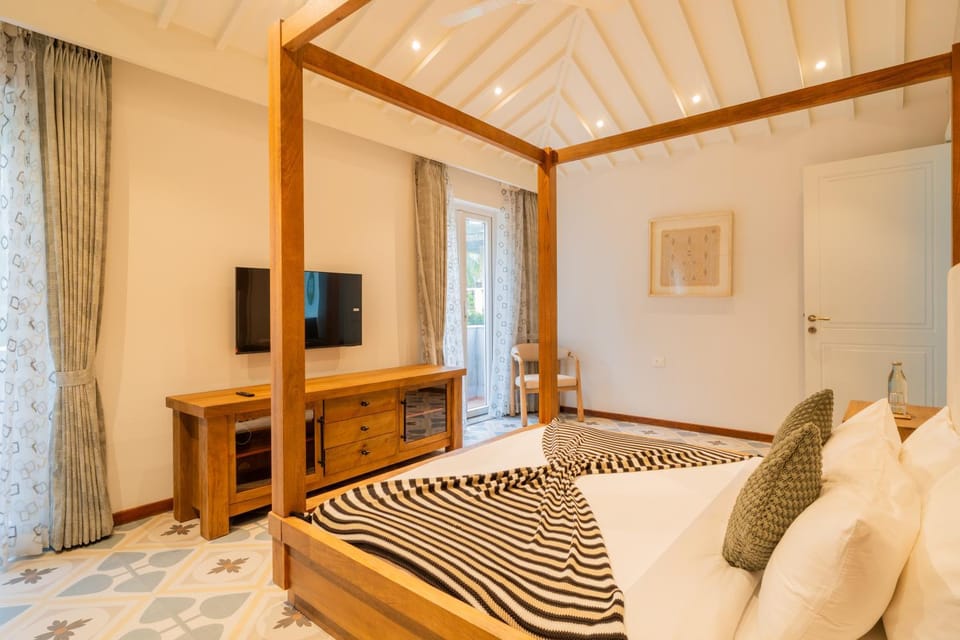 Photo of the whole room, Bedroom