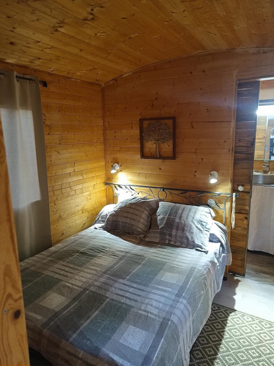 Roulotte Campground/ 
RV Resort in Nimes