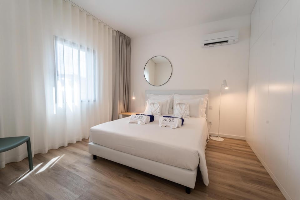 Bed, Bedroom, towels, air conditioner