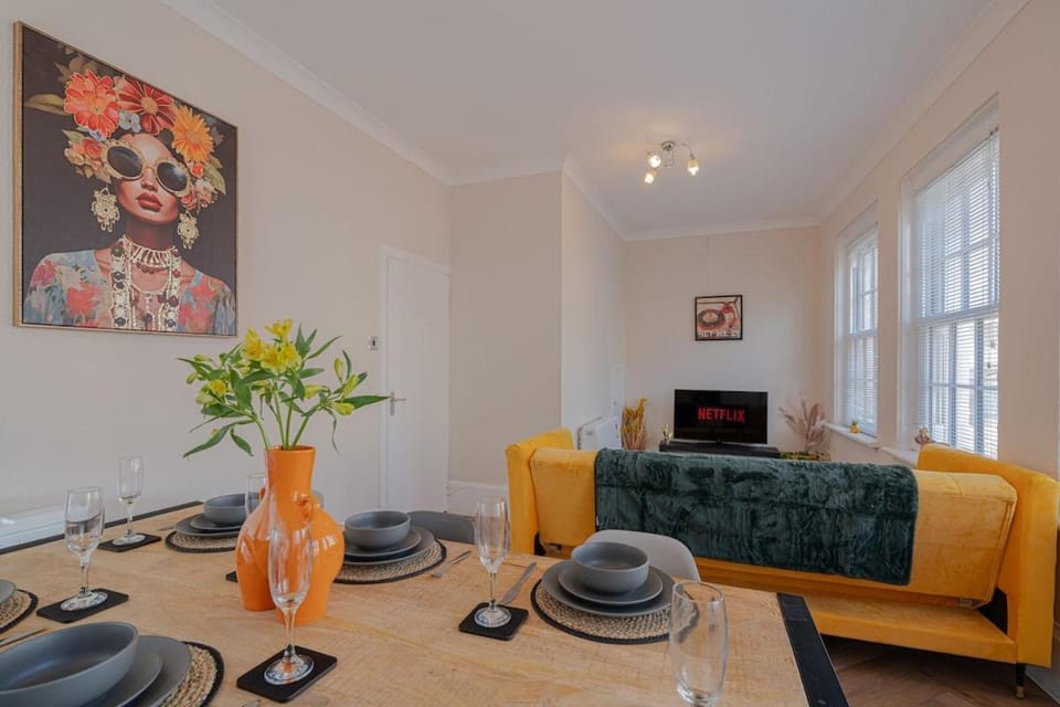 2-bedroom, Sleeps 4, long stays Apartment in Brighton