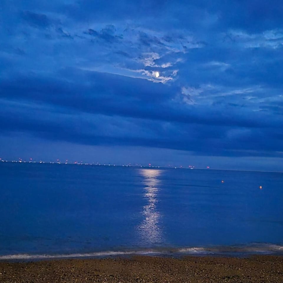 2-bedroom, Sleeps 4, long stays Apartment in Brighton