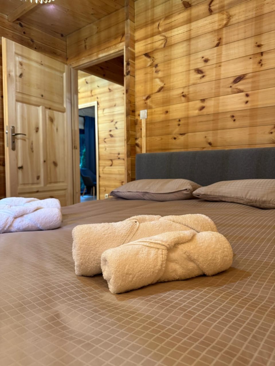 Bed, towels