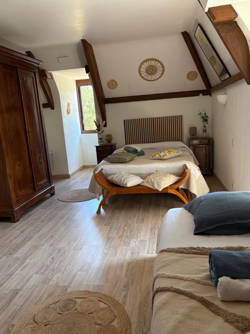 Bed, Photo of the whole room, Seating area, Bedroom