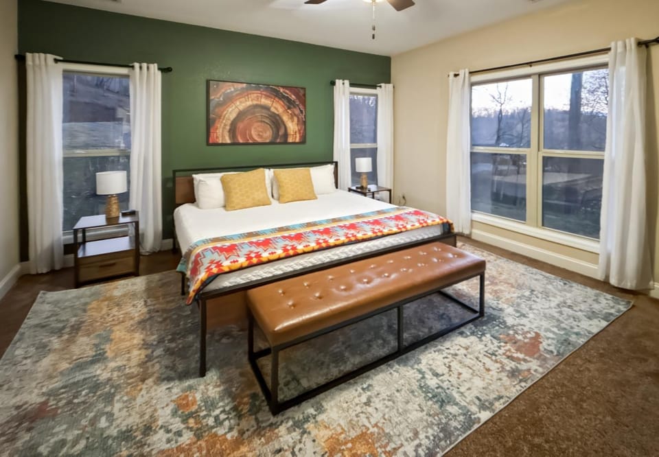 Bed, Photo of the whole room, Decorative detail, Seating area, Bedroom