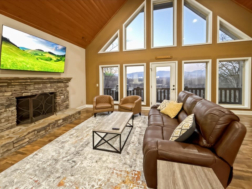 Family Retreat with Hot Tub, Game Room & Mountain Views House in Qualla