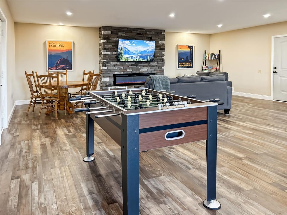 Game Room, TV and multimedia, Seating area, Dining area, fireplace