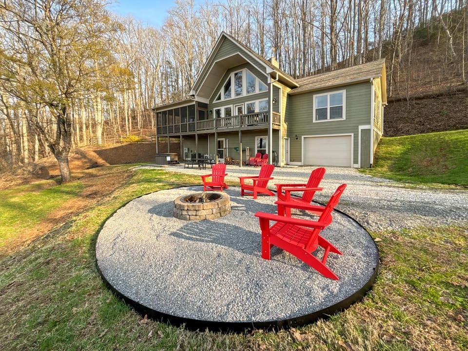 Property building, Patio, Natural landscape, Garden, Balcony/Terrace, Seating area, Mountain view, Parking