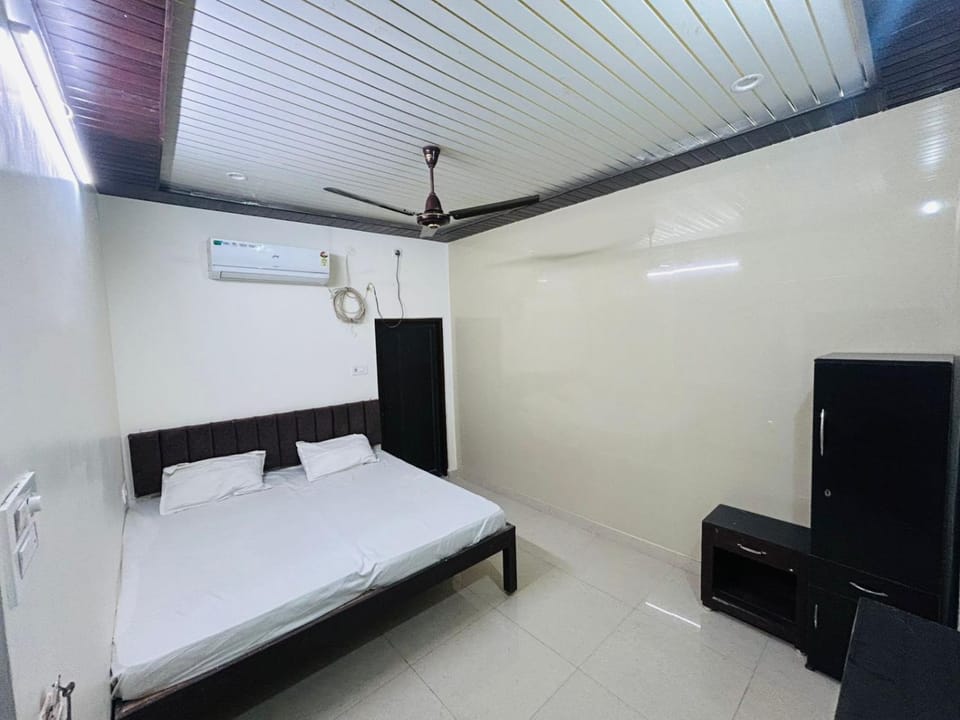 Krishna rooms & dormitory nearby ghats & kaal Bhairav temple Vacation rental in Varanasi