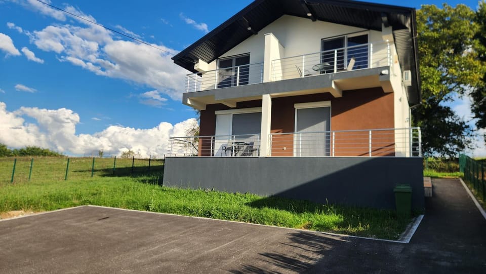 Property building, Spring, Day, Garden, Garden view