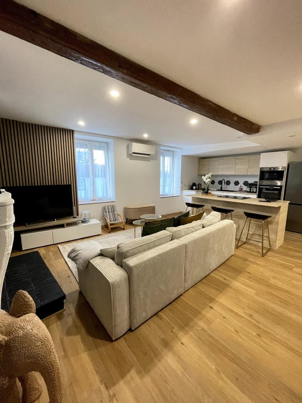 TV and multimedia, Kitchen or kitchenette, Living room, Seating area