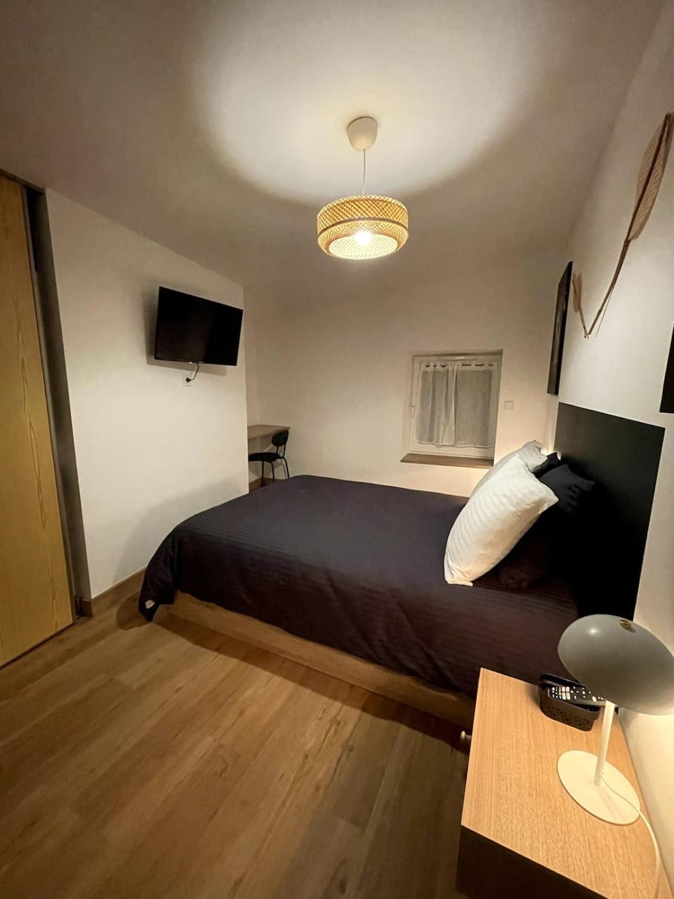 Bed, TV and multimedia, Photo of the whole room, Bedroom