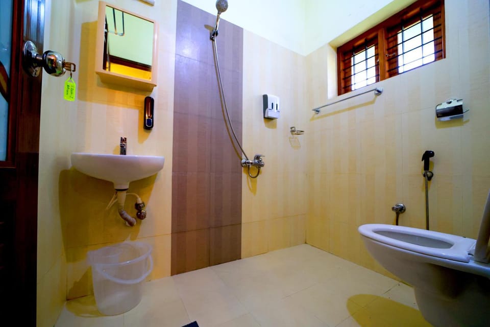 Shower, Toilet, Bathroom, bidet, towels