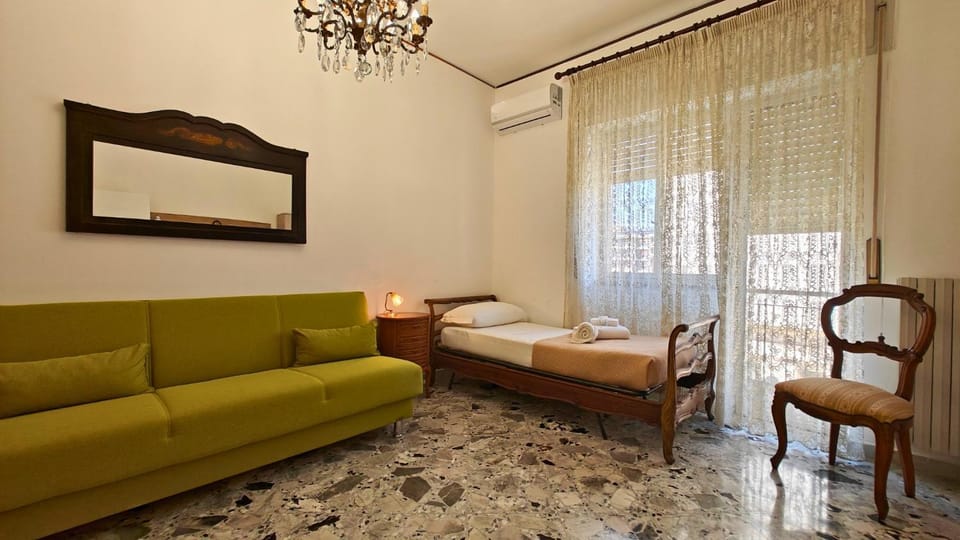 Bed, Living room, Photo of the whole room, Bedroom, air conditioner
