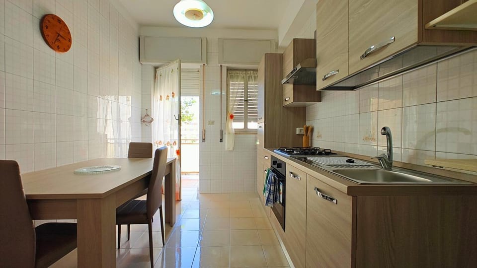 Kitchen or kitchenette, Dining area, stove