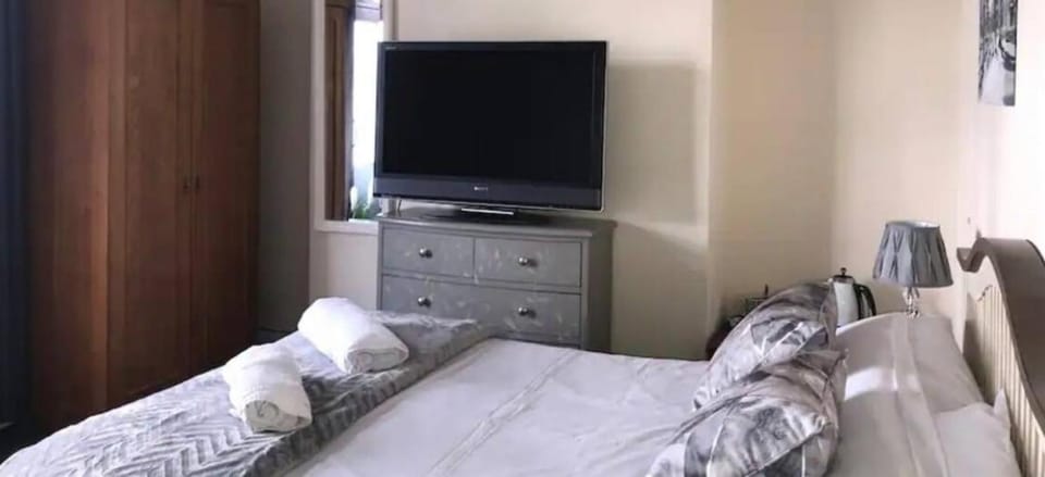 284 Room 1 - Beachfront Bed and Breakfast in Swansea