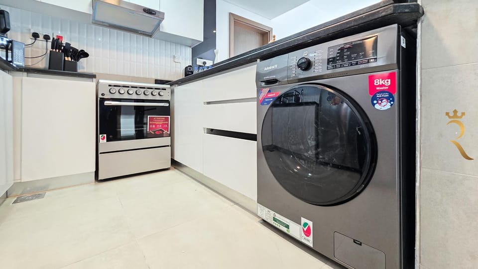 Kitchen or kitchenette, oven, washing machine