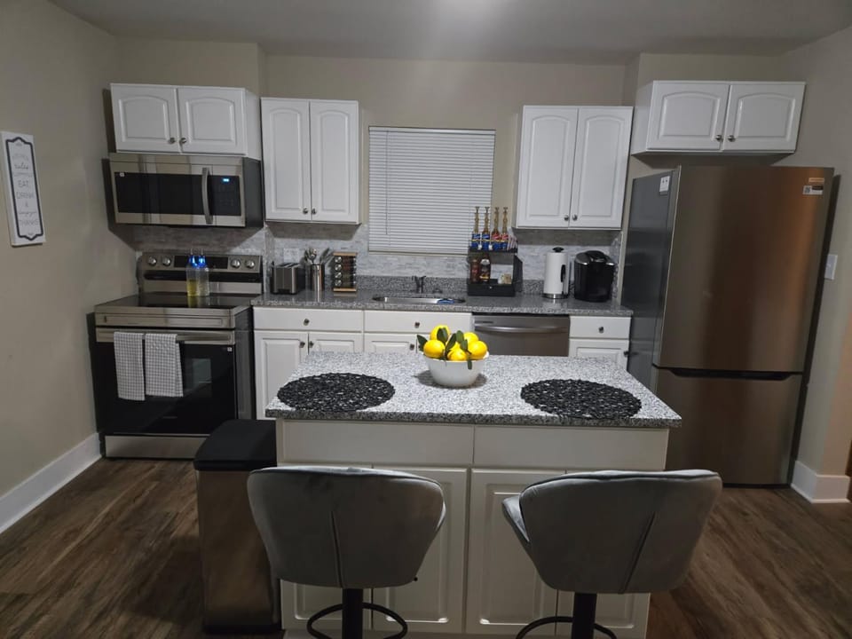 Coffee/tea facilities, Kitchen or kitchenette, dishwasher, oven, stove, toaster