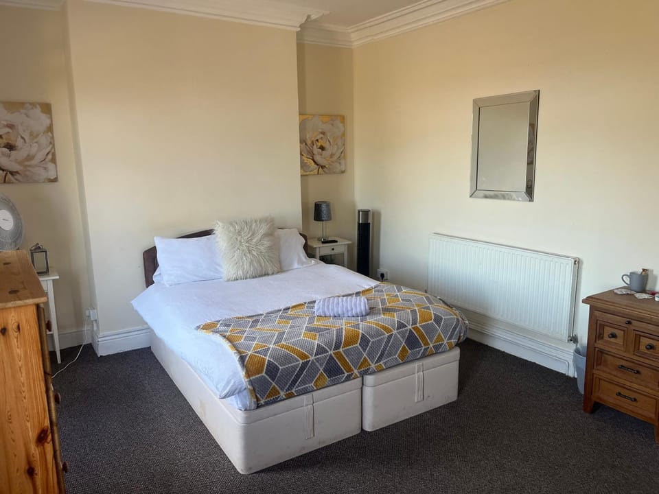 284 - Room 5 - Beachfront - Fantastic sea views Bed and Breakfast in Swansea