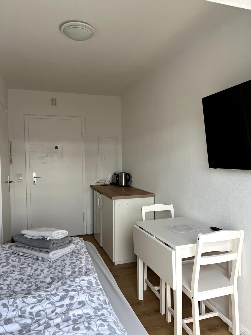 Bed, TV and multimedia, Kitchen or kitchenette, Photo of the whole room, Seating area, Dining area, Bedroom
