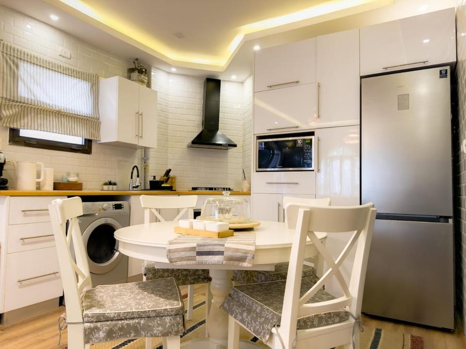 Kitchen or kitchenette, air conditioner
