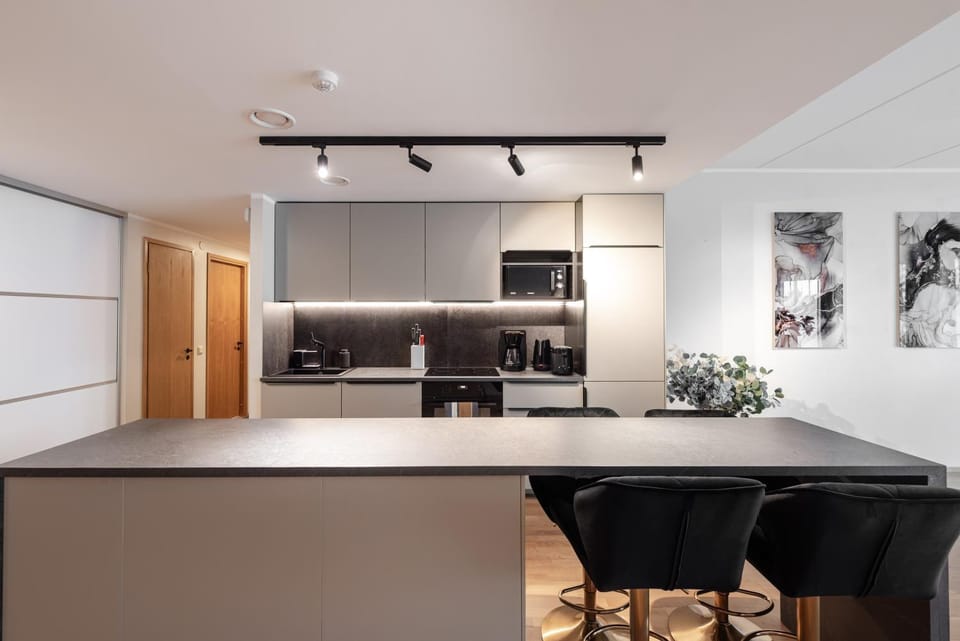 Coffee/tea facilities, Kitchen or kitchenette, Dining area, microwave, oven, stove, toaster, toaster
