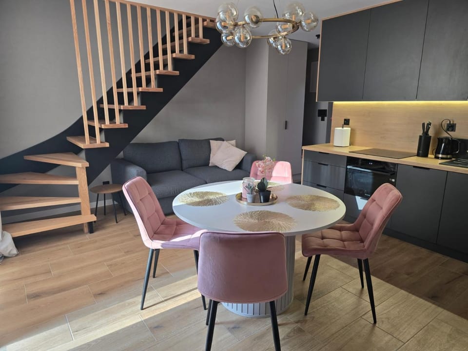 Kitchen or kitchenette, Seating area, Dining area