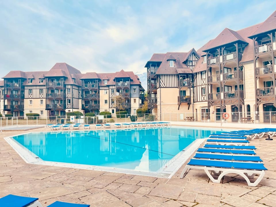 Swimming pool, sunbed