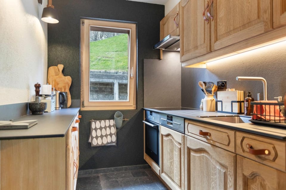 Coffee/tea facilities, Kitchen or kitchenette, dishwasher, oven, stove, toaster