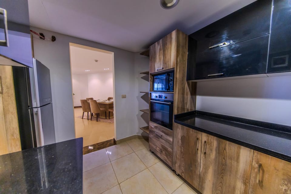 Kitchen or kitchenette, Seating area, oven
