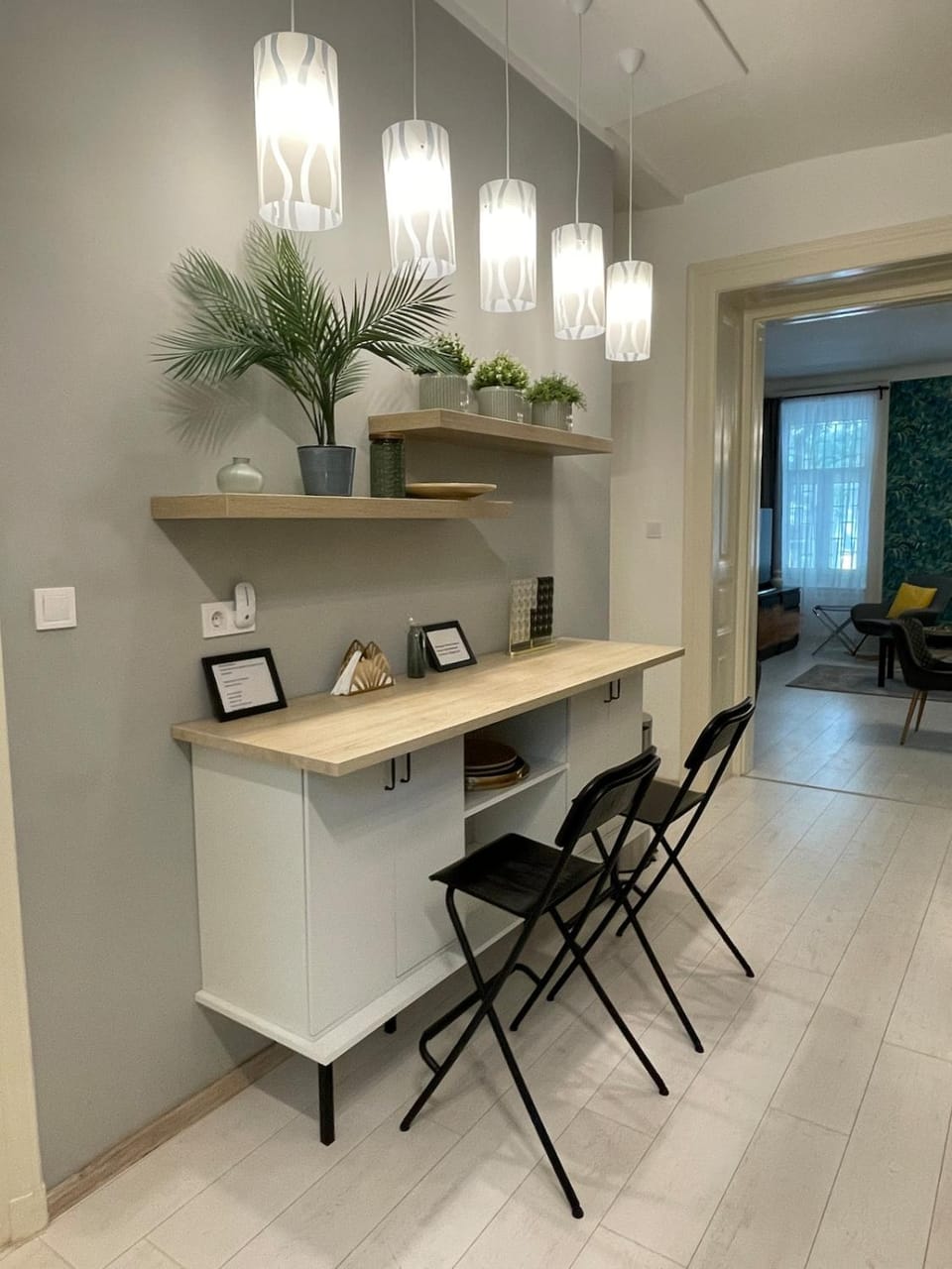 Kitchen or kitchenette, Dining area