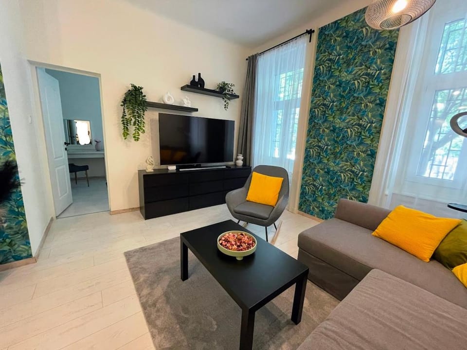 Communal lounge/ TV room, TV and multimedia, Seating area, Evening entertainment