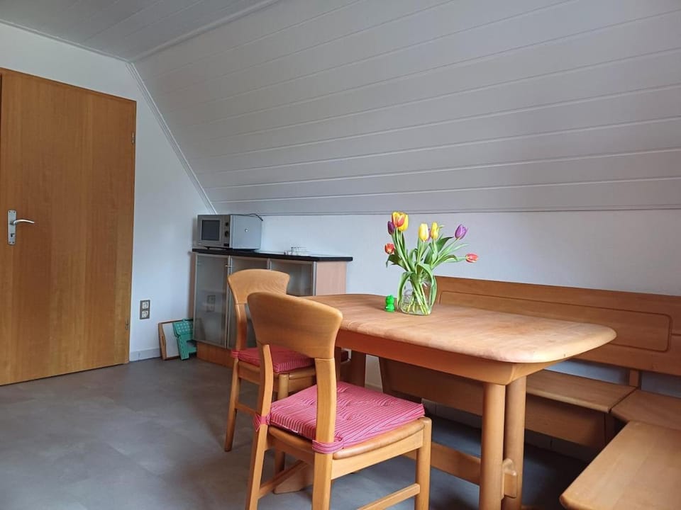 Kitchen or kitchenette, Seating area, Dining area