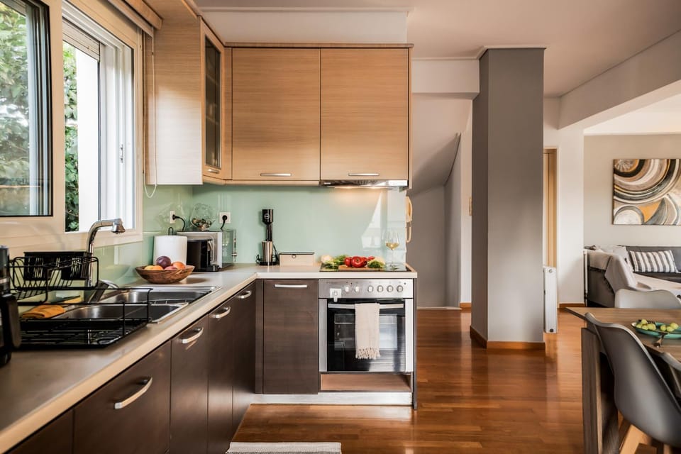 Kitchen or kitchenette, Dining area, oven