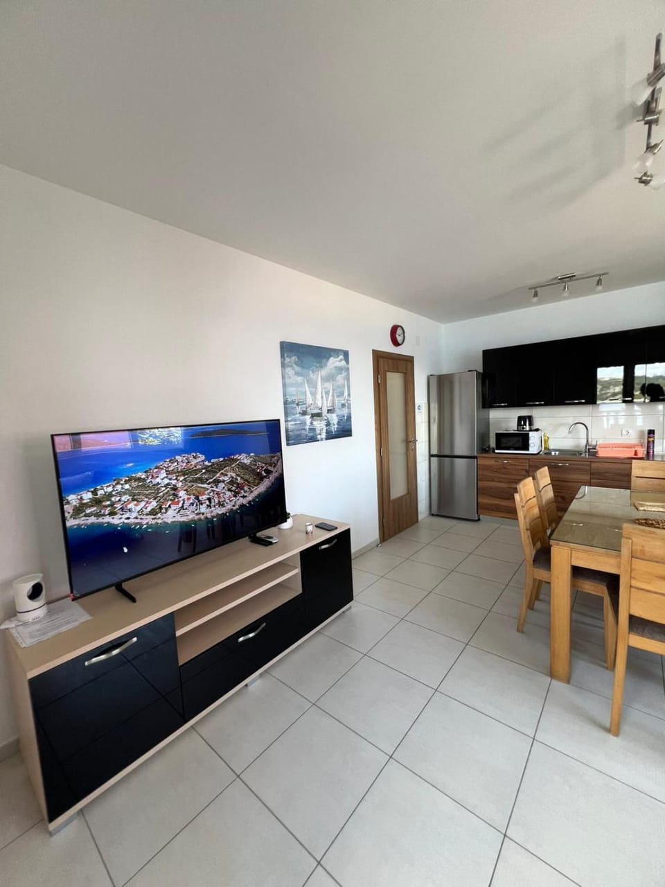 Communal lounge/ TV room, TV and multimedia, Living room, Dining area, oven, stove