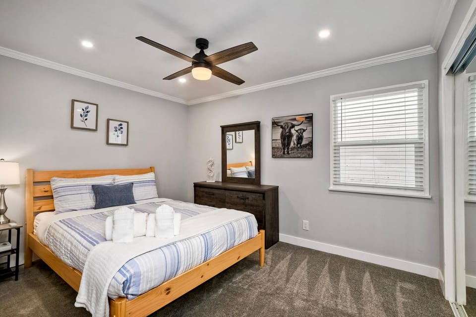 Steps to Beach, 2BR Dog Friendly Home with Fire Pit Apartment in Carlsbad