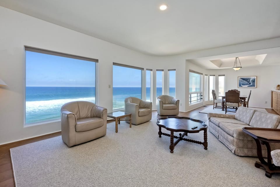 Direct Beach Access, Views, Carlsbad 2BR Upper Unit House in Carlsbad